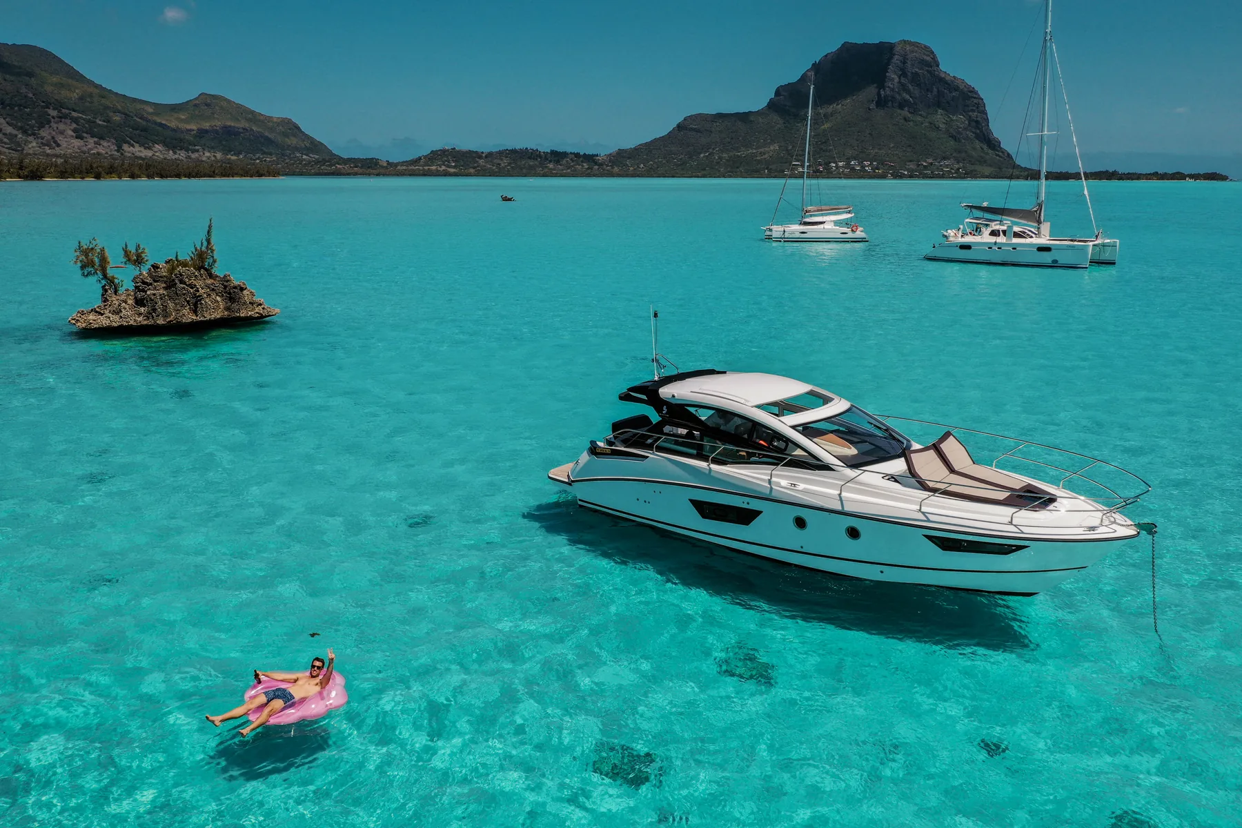 Bénitiers by motor yacht with Maga Kani